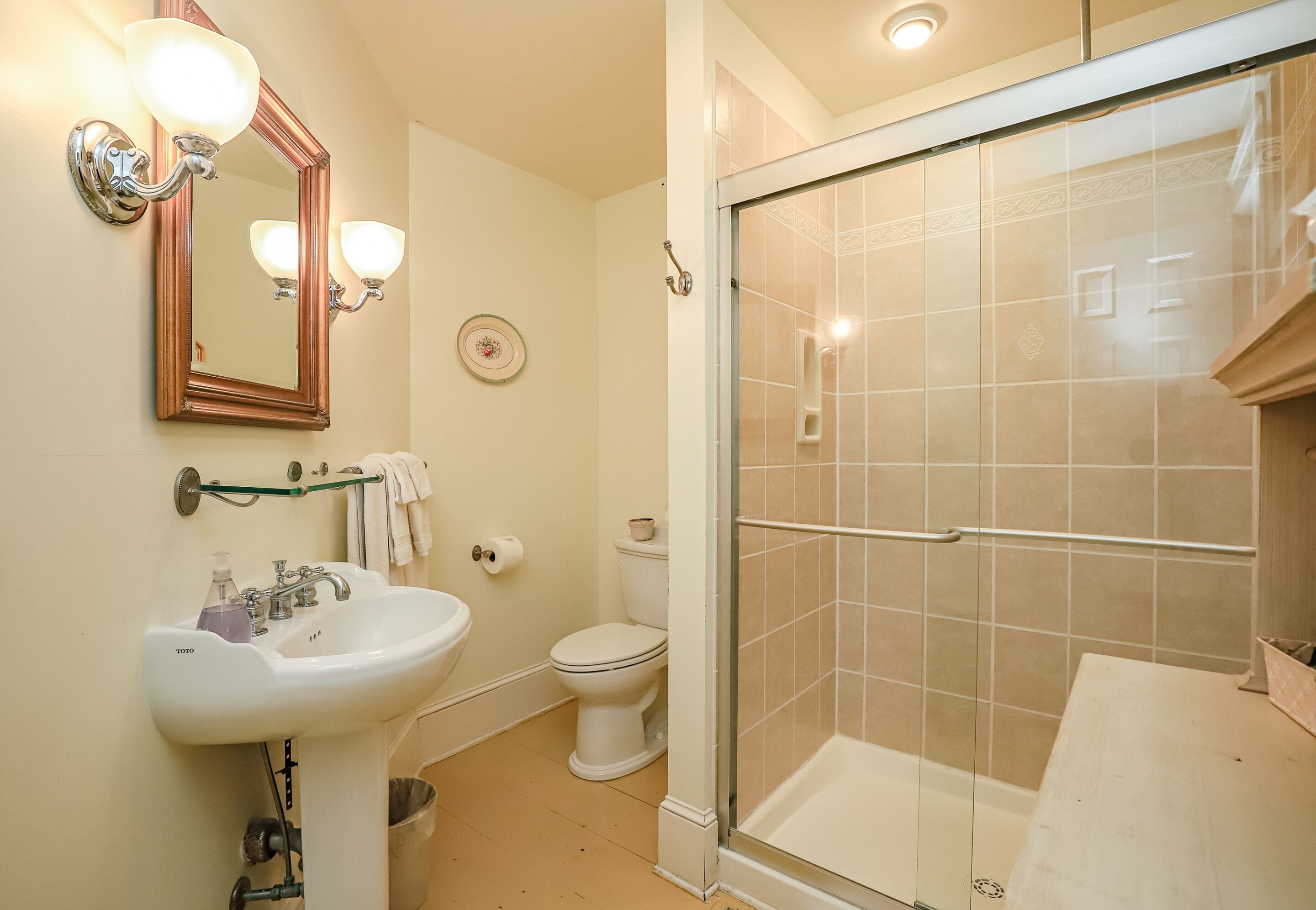standard double room, ensuite (standard queen) | bathroom
