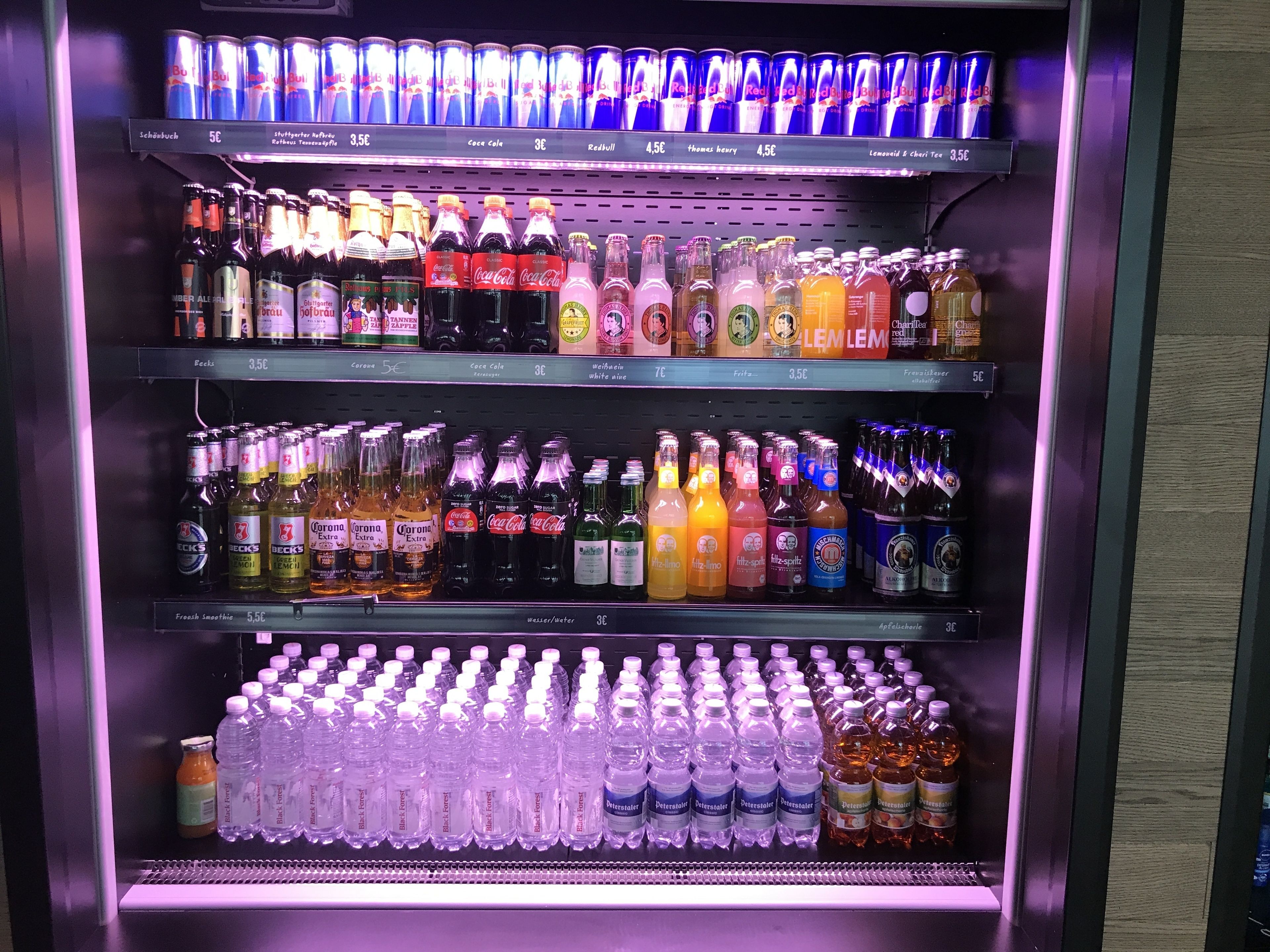 Máquina expendedora de bebidas con refrescos, cervezas y agua.