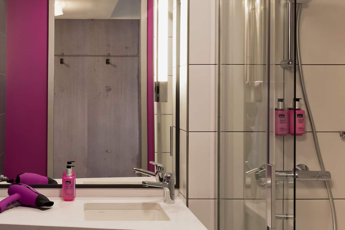 room, 1 queen bed | bathroom shower