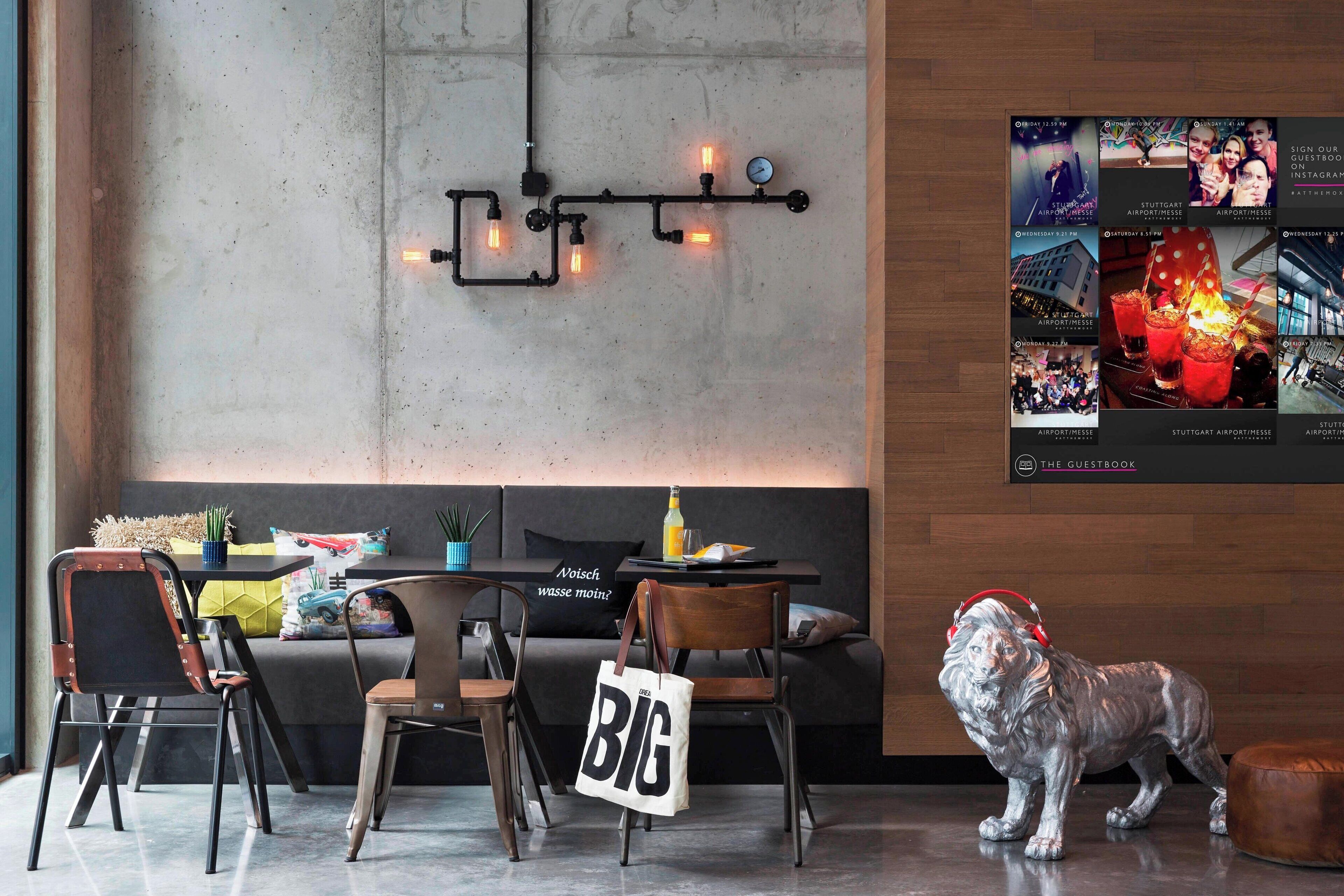 Un interior moderno con un sofá, sillas, una mesa, una estatua decorativa de un león y un aplique de pared.