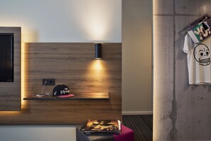Room, 1 Queen Bed | Hypo-allergenic bedding, soundproofing, free cribs/infant beds - MOXY Stuttgart Airport/Messe (Leinfelden-Echterdingen)