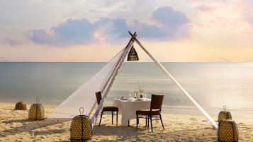 3 restaurants; breakfast, lunch, and dinner served