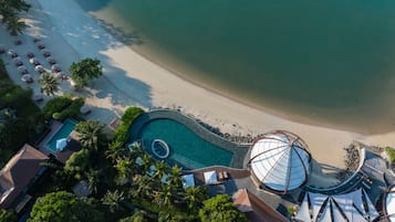 Privat strand, vit sandstrand, solstolar och parasoller