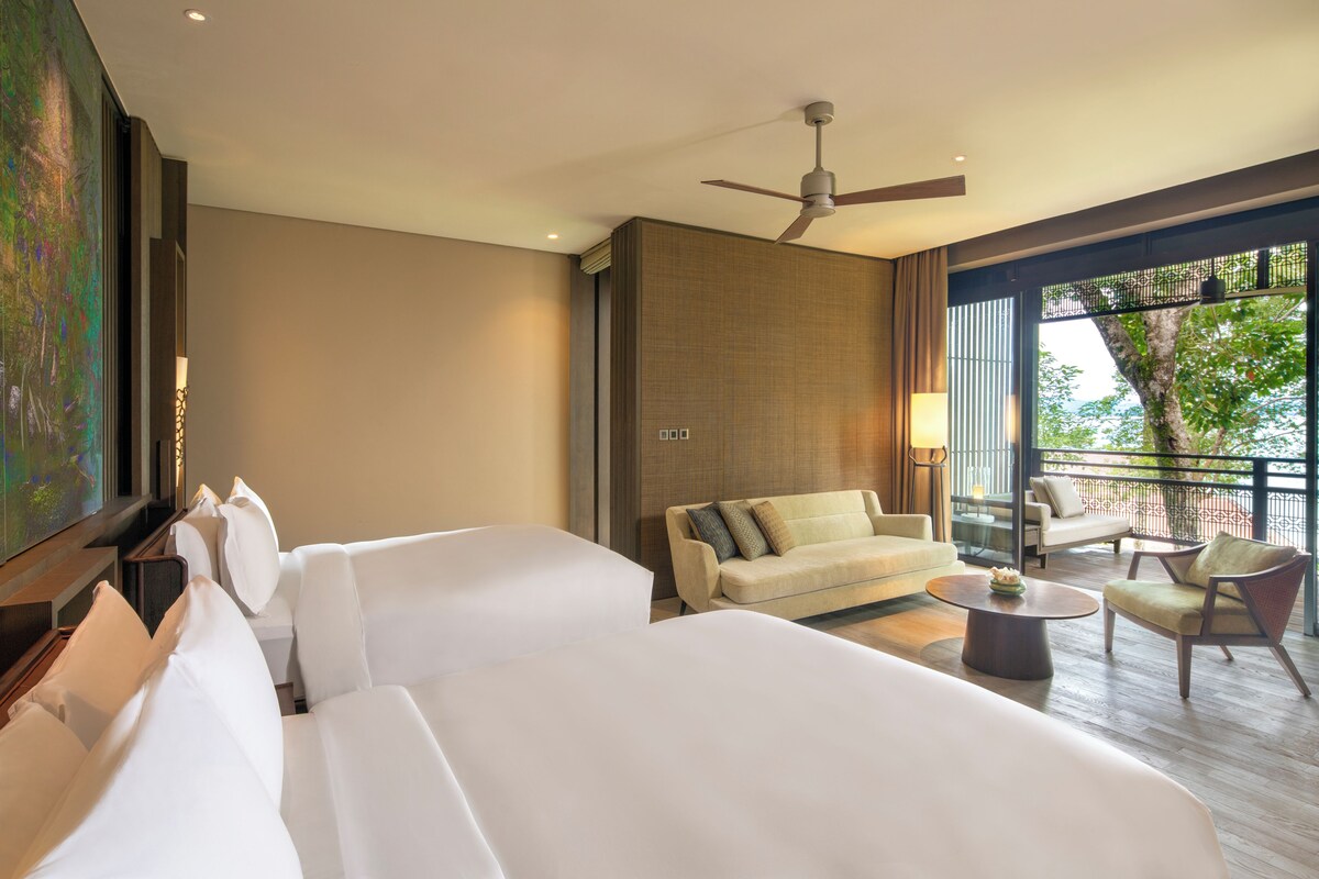 Deluxe Room, 1 Queen Bed, Balcony, Ocean View | 1 bedroom, premium bedding, down comforters, minibar (some free items)