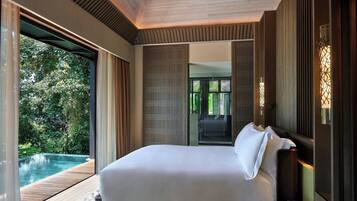 Un dormitorio con una cama grande, una terraza de madera y vistas a una piscina.