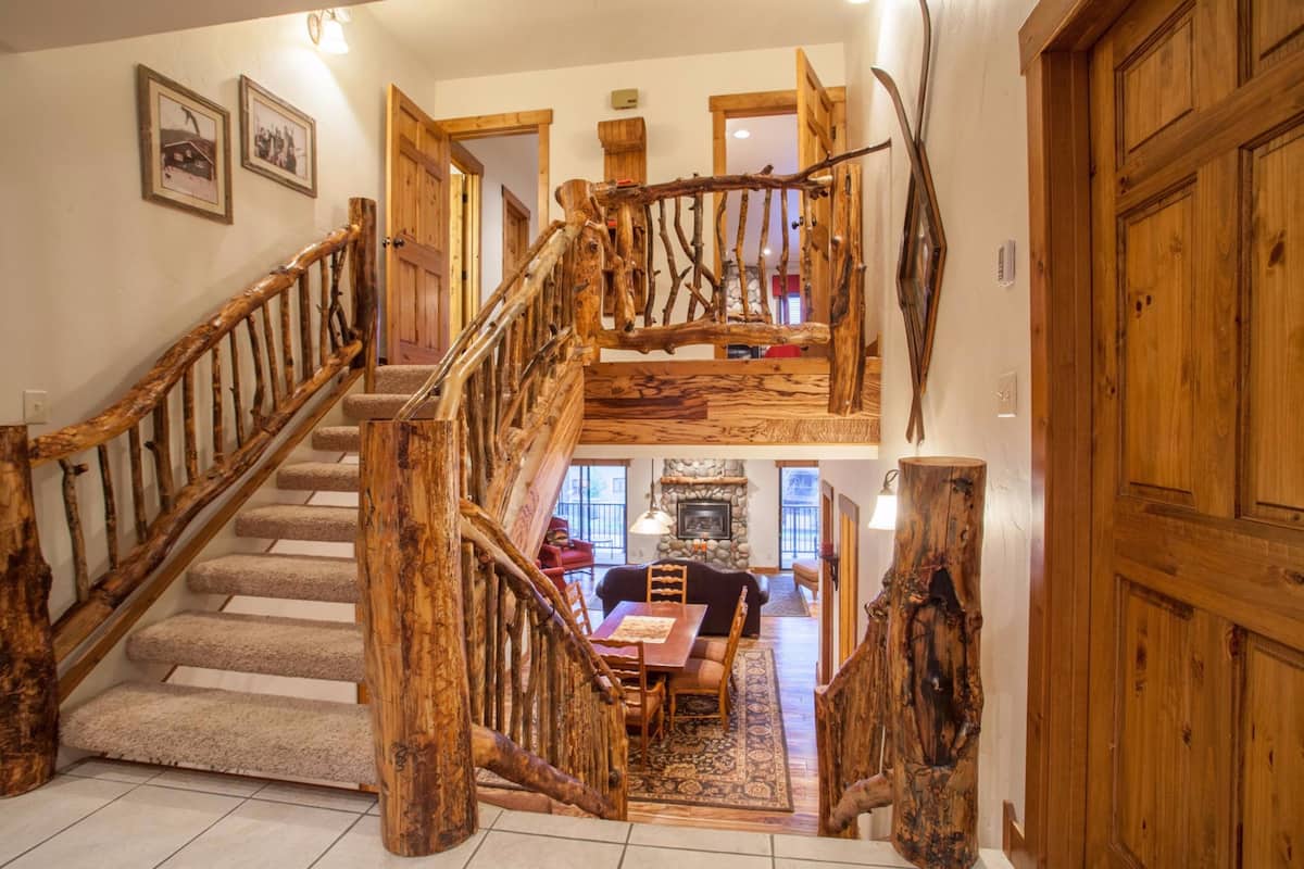 Apartment, 2 Schlafzimmer | Wohnbereich | Kamin