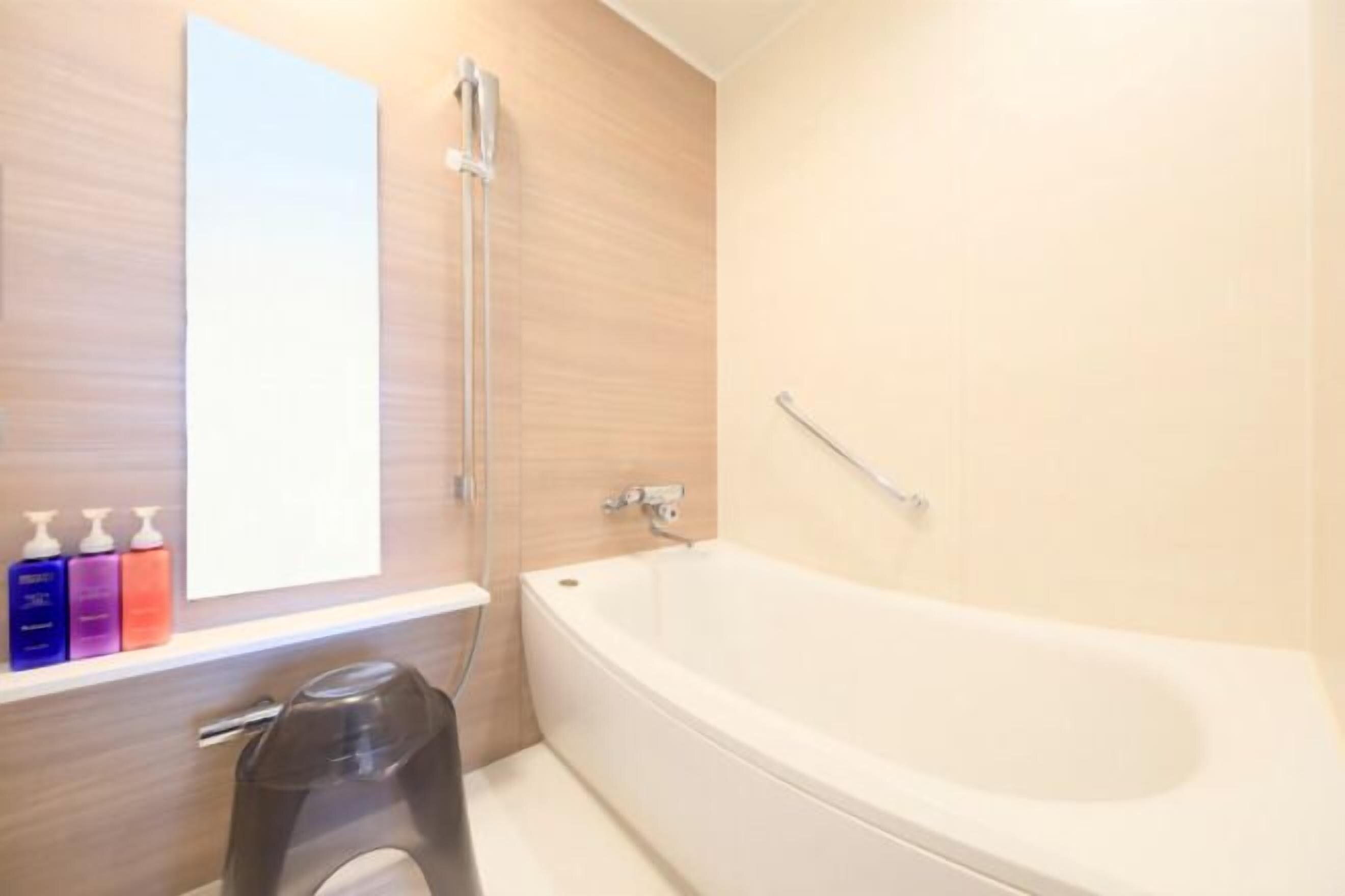 Tina con regadera, amenidades de baño gratuitas, secadora de cabello 