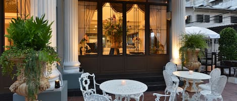 Breakfast, lunch, dinner served; local and international cuisine