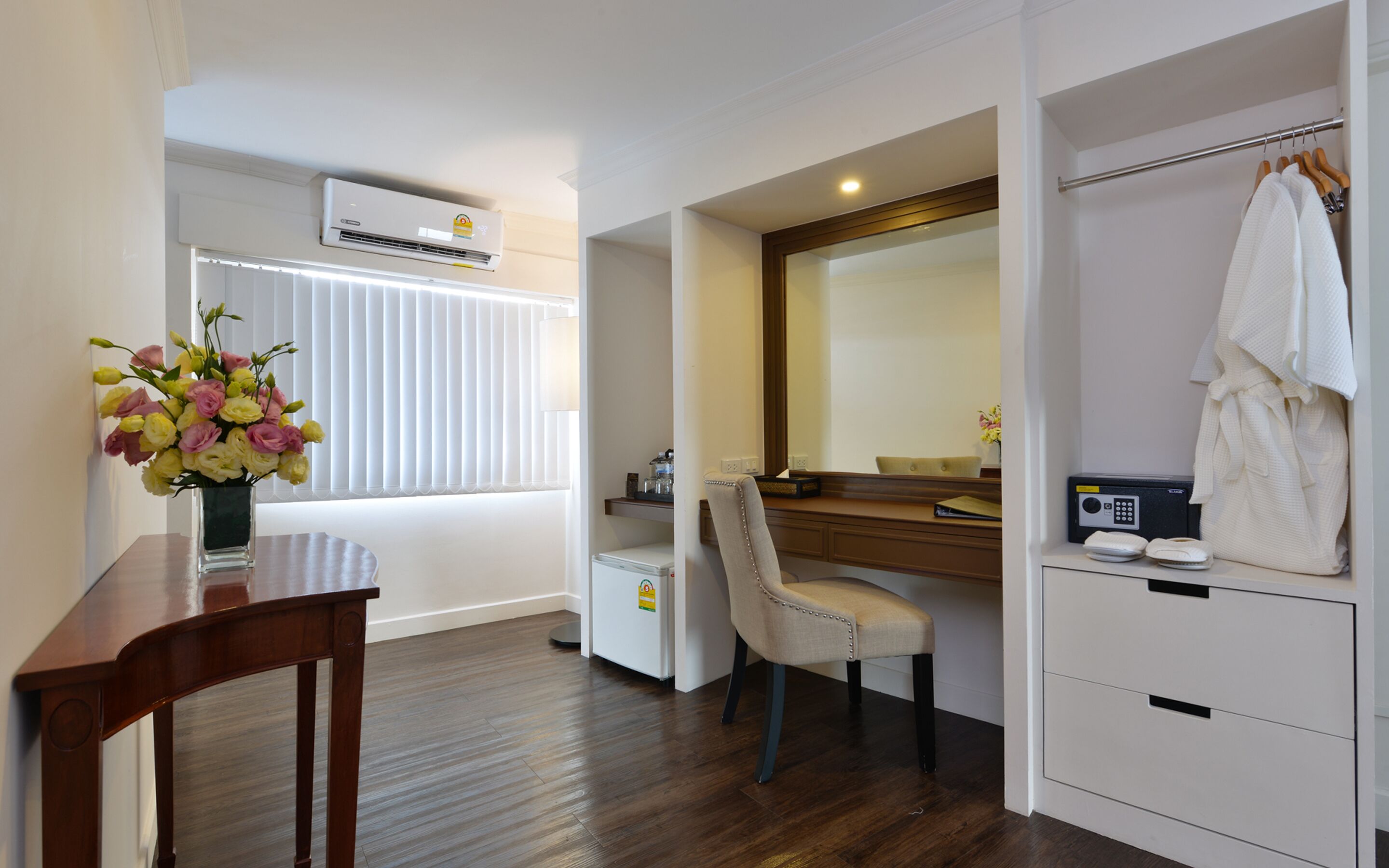 junior suite, 1 king bed | 1 bedroom, minibar, in-room safe, desk