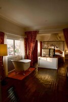 Luxury Studio Suite | Minibar, in-room safe, desk, blackout drapes