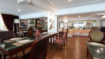 供应早餐、午餐和晚餐,本地与国际菜
