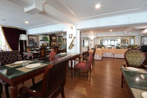 Café da manhã, almoço e jantar; local e internacional