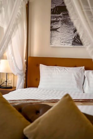 Studio Suite Cao cấp | Minibar, két bảo mật tại phòng, bàn, màn/rèm cản sáng 