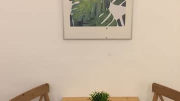 Superior Apartment, 1 Bedroom, Executive Level | In-room dining