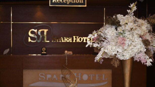Un mostrador de recepción con un cartel que dice "Reception" y "SIL SPA HOTEL".