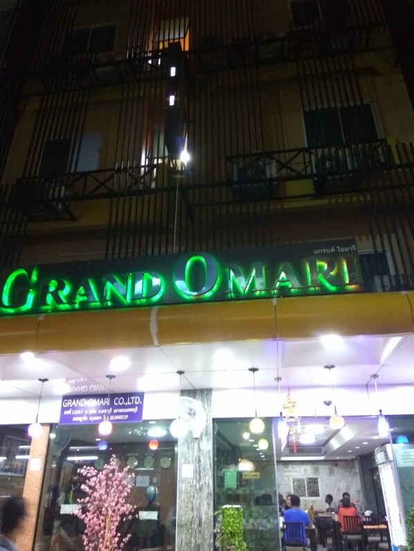 Fachada de la propiedad por la tarde o noche