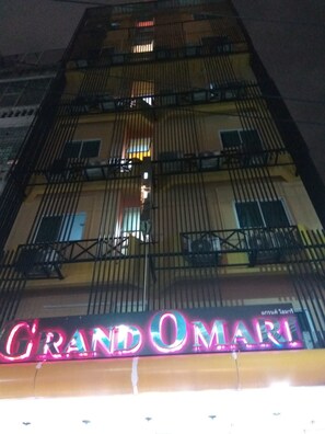 Fachada de la propiedad por la tarde o noche