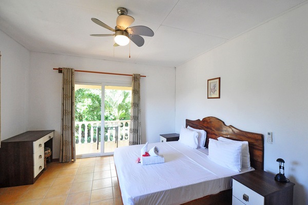 3 bedrooms, in-room safe, blackout drapes, iron/ironing board