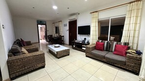 Casa tradicional, 3 dormitoris | Sala d'estar | Televisor de pantalla plana 