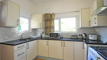 Peti sejuk, ketuhar gelombang mikro, ketuhar, dapur