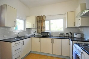 Frigorífic, microones, forn i placa de cuina 