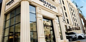 Un edificio con grandes ventanales y un cartel que dice "AIR PALACE HOTEL".