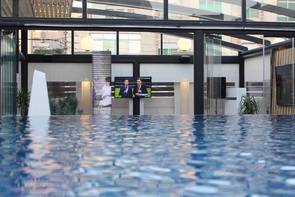 Una piscina al aire libre