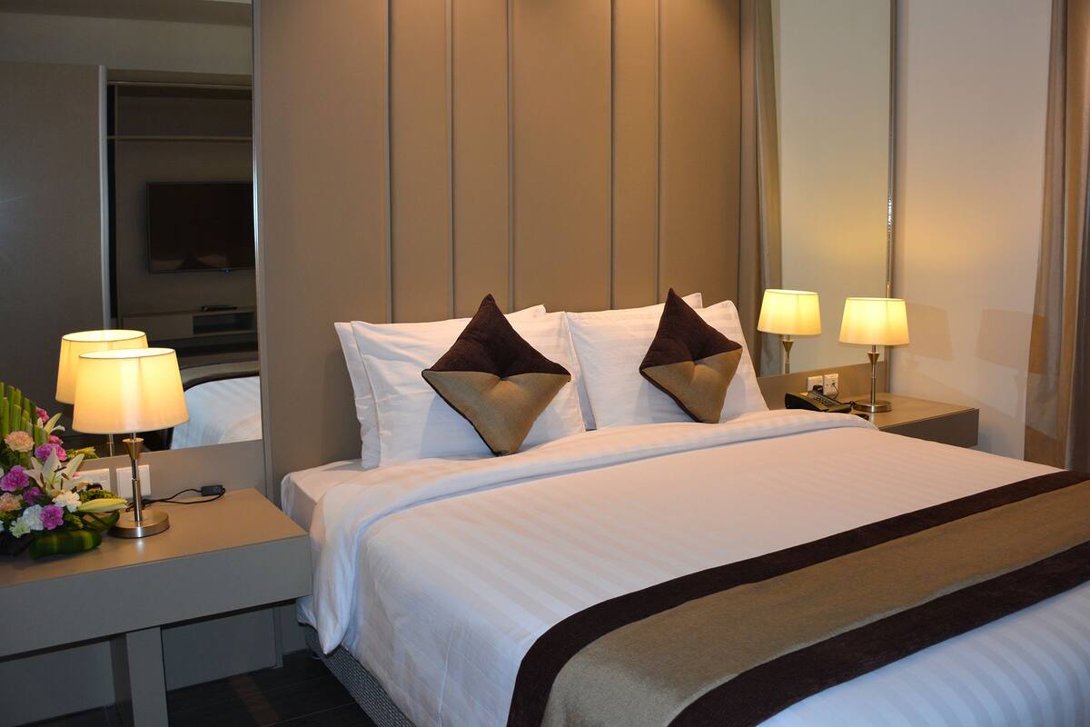 Suite, 1 Schlafzimmer (King Bed) | 1 Schlafzimmer, Zimmersafe, Bügeleisen/Bügelbrett, kostenloses WLAN