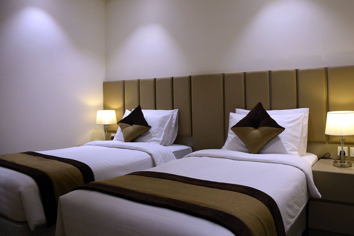 Suite, 1 Schlafzimmer (Twin Beds) | 1 Schlafzimmer, Zimmersafe, Bügeleisen/Bügelbrett, kostenloses WLAN
