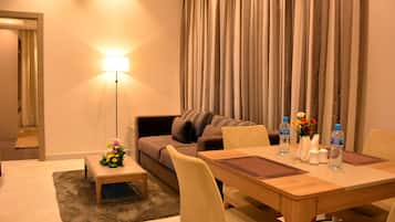 Suite, 1 habitación (Twin Beds) | Sala de estar | Televisión