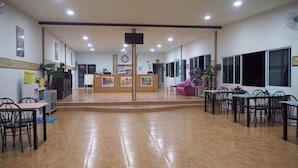 Eine geräumige Lobby mit einer Rezeption, einer Sitzecke und einem großen Fenster.