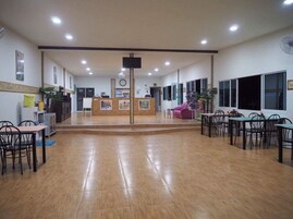 Se sirven desayunos, almuerzos, cenas y cocina tailandesa 