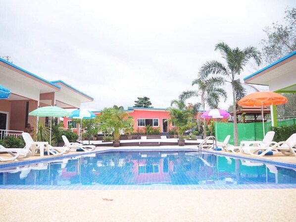 Outdoor pool - At Night Airport Resort (Sa Khu)