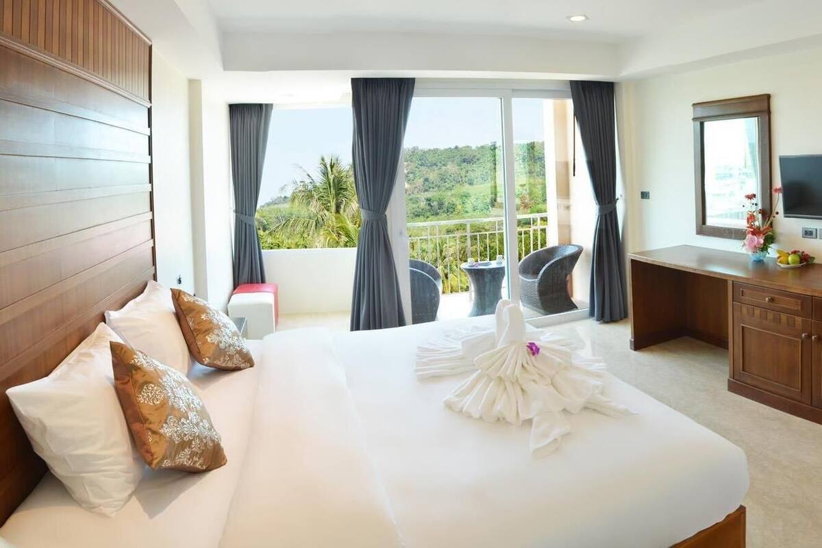 Tabla de planchar con plancha, wifi gratis y ropa de cama