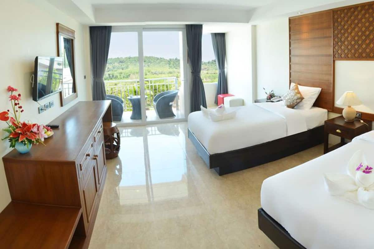 Tabla de planchar con plancha, wifi gratis y ropa de cama