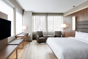 Rom, 1 kingsize-seng, hjørnerom | Safe på rommet, skrivebord og skrivebord for bærbar PC