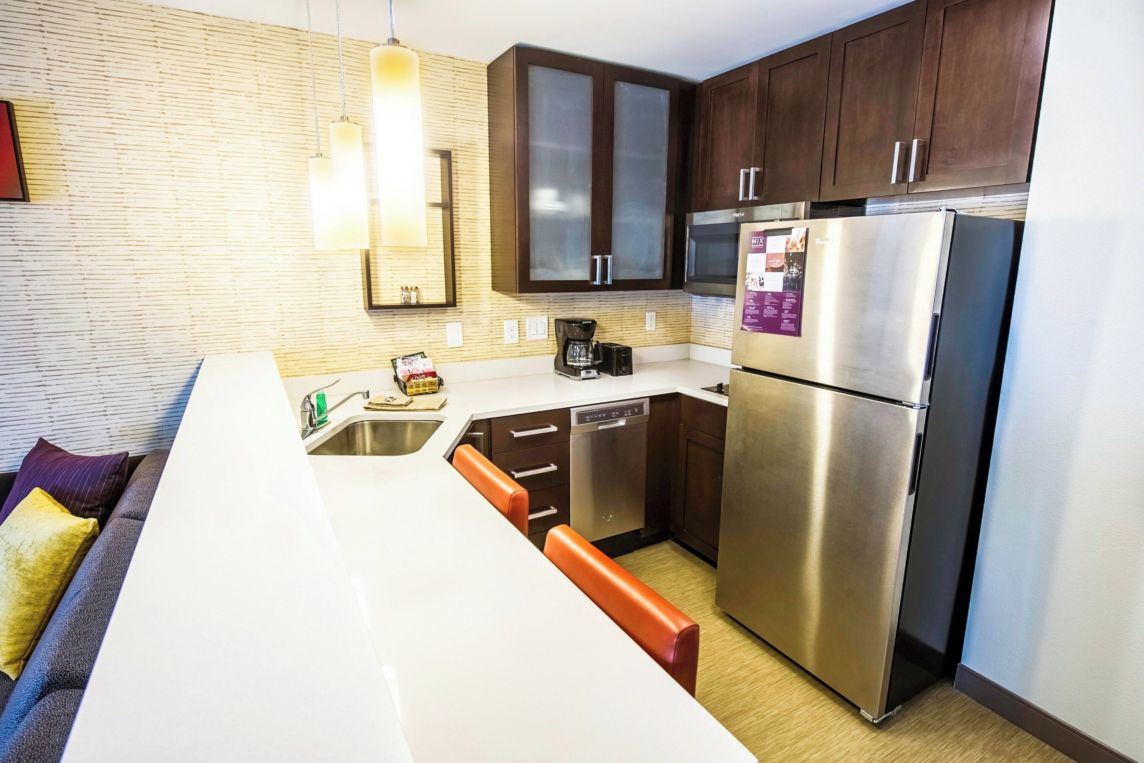 Escritorio y espacio para trabajar con laptop 