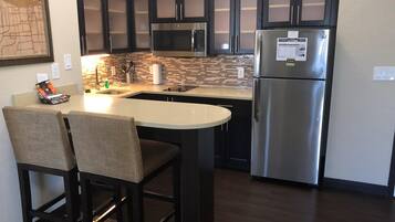 Full-sized fridge, microwave, stovetop, dishwasher