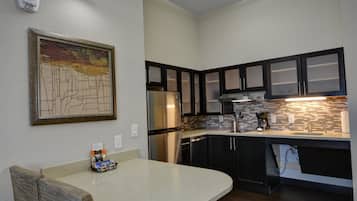 Full-size fridge, microwave, stovetop, dishwasher