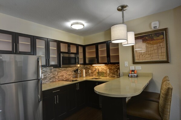 Peti sejuk/penyejuk beku saiz penuh, ketuhar gelombang mikro, dapur 