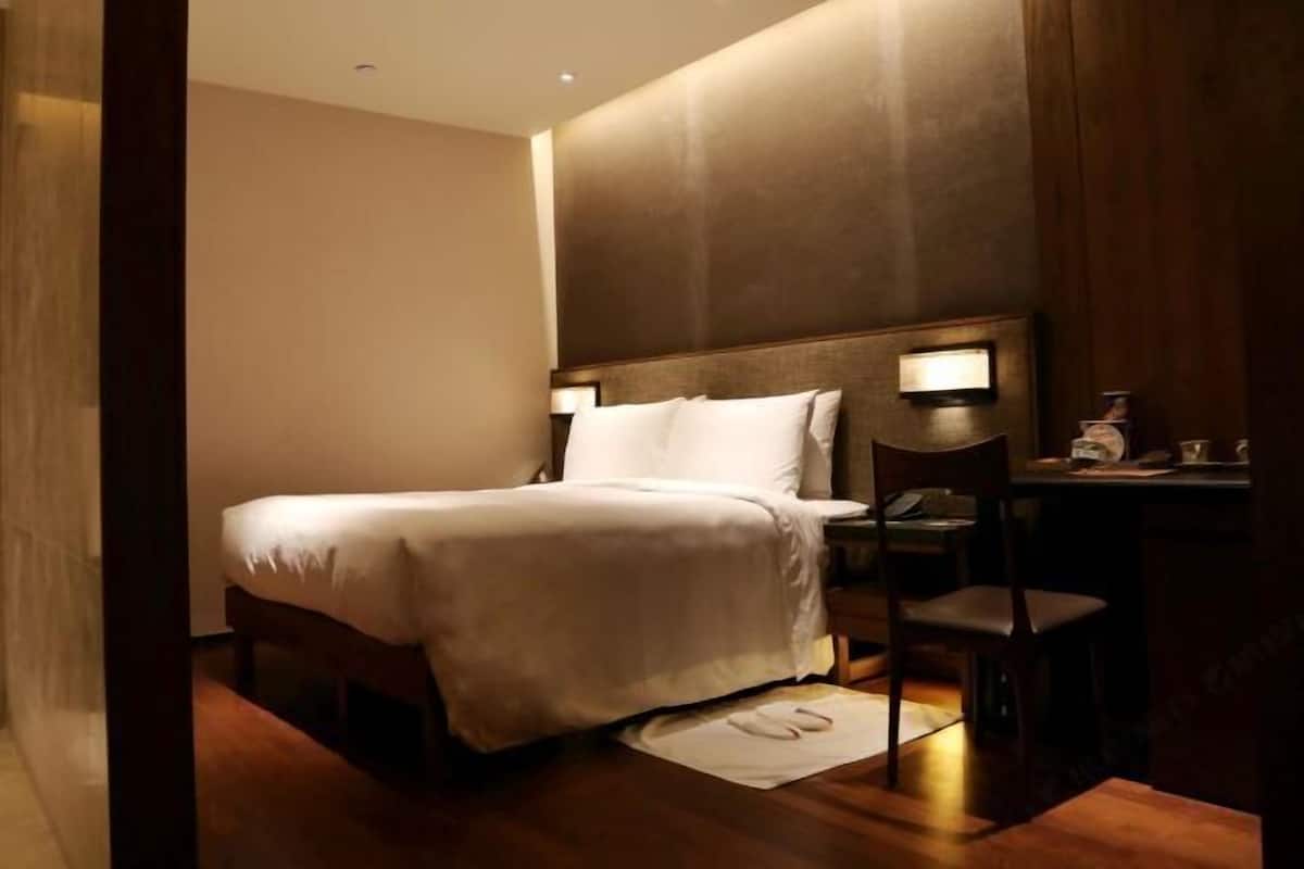 Minibar, coffres-forts dans les chambres, bureau, rideaux occultants