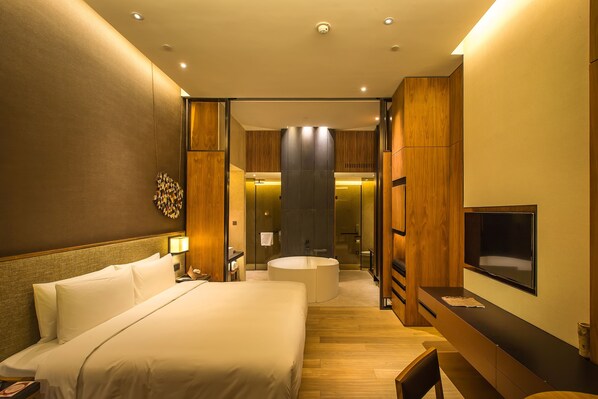 Frigobar, cofres nos quartos, escrivaninha, cortinas blackout