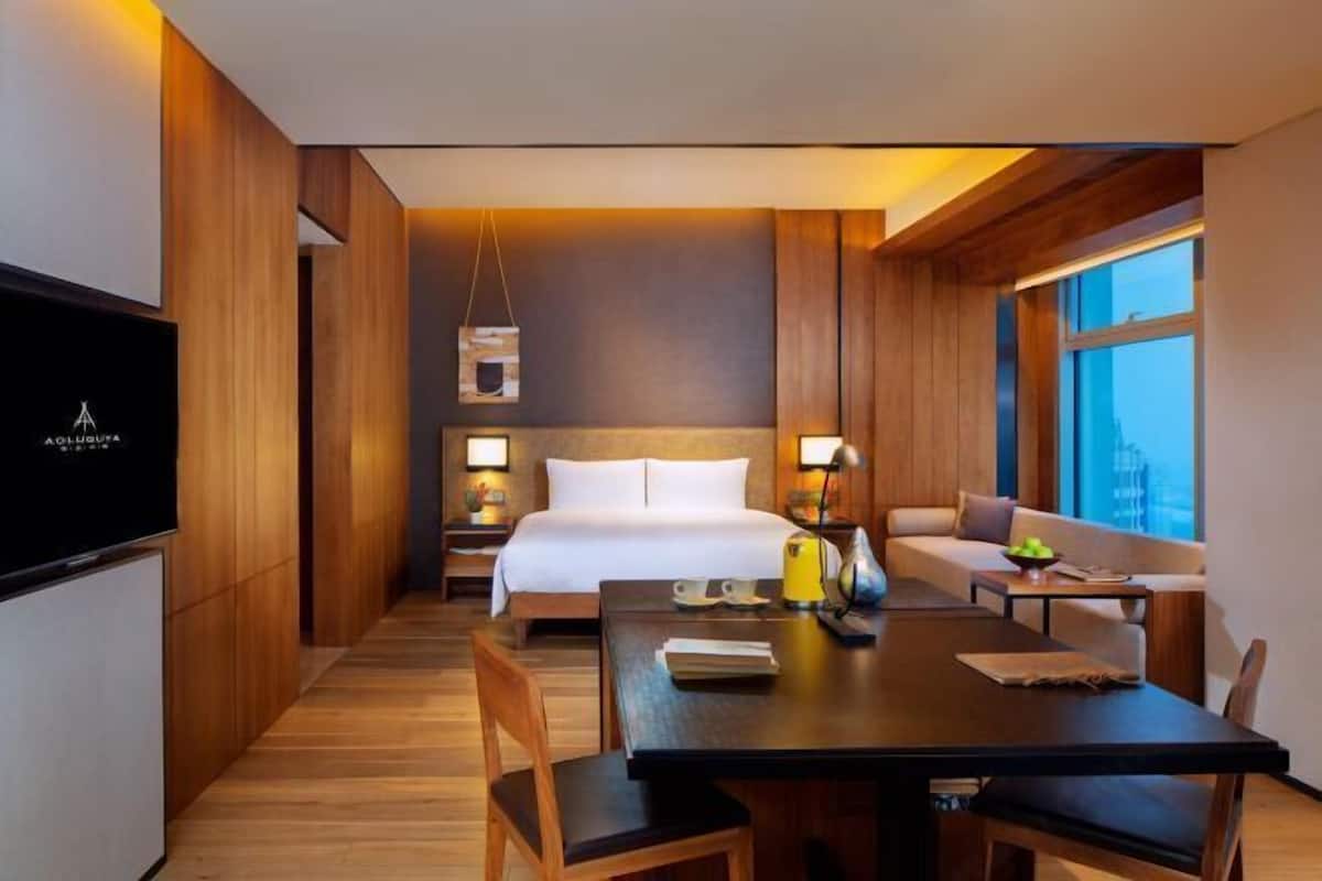 Een minibar, een kluis op de kamer, een bureau, verduisterende gordijnen