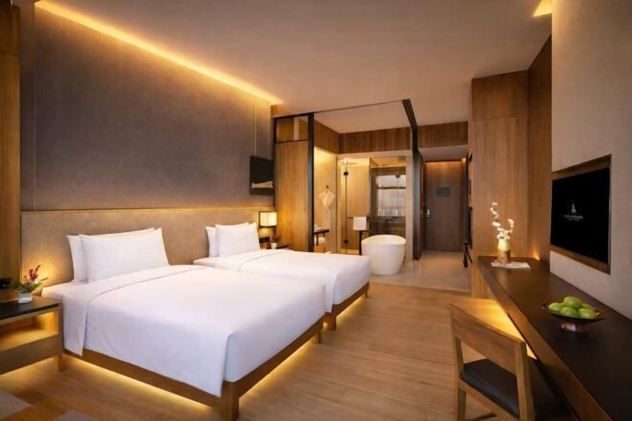 Minibar, caja de seguridad en la habitación y escritorio 