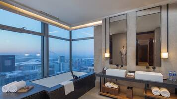 Hunter Hut - Rainbow Archway (FAMILY SUITE ) | Bathroom | Separate bathtub and shower, deep-soaking bathtub, designer toiletries