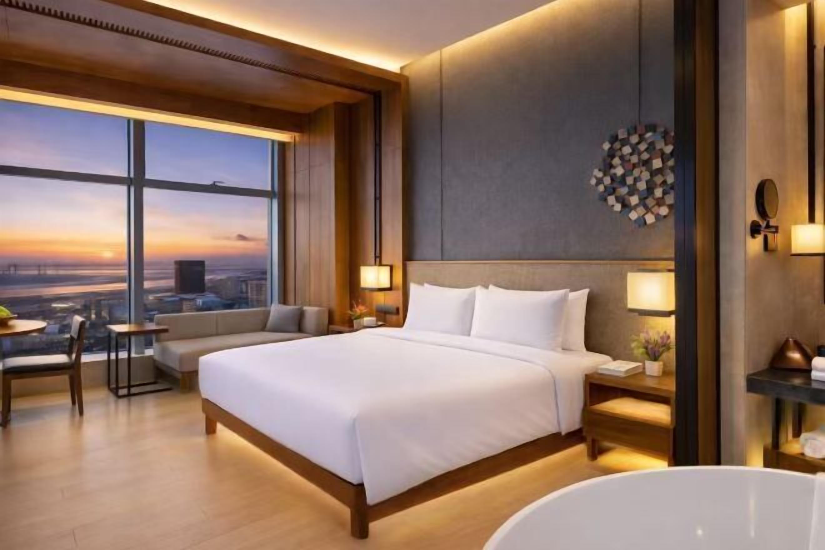 Minibar, caja de seguridad en la habitación y escritorio 