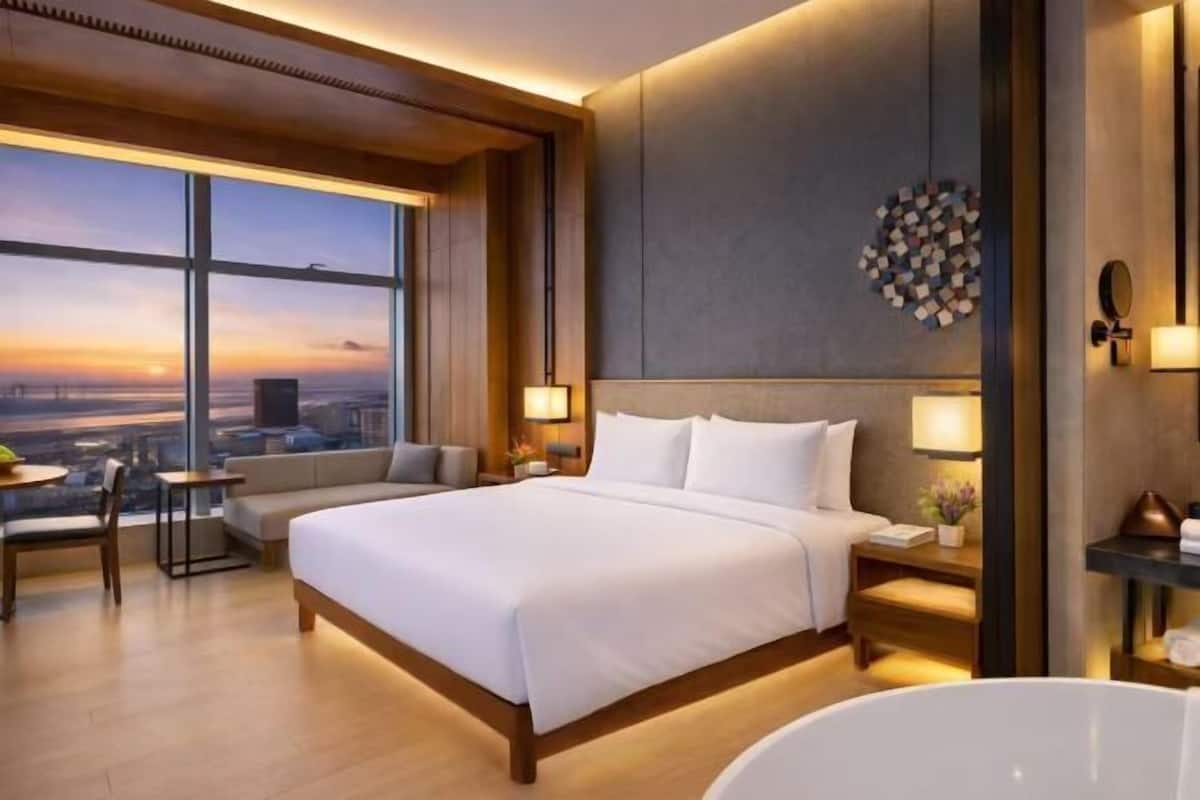 Minibar, caja de seguridad en la habitación y escritorio