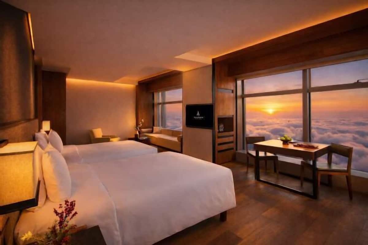 Minibar, caja de seguridad en la habitación y escritorio