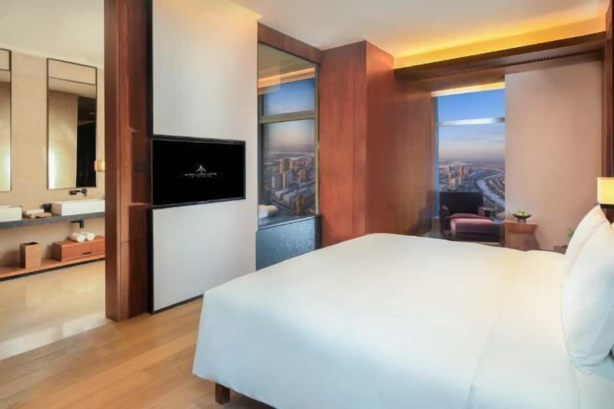 Een minibar, een kluis op de kamer, een bureau, verduisterende gordijnen