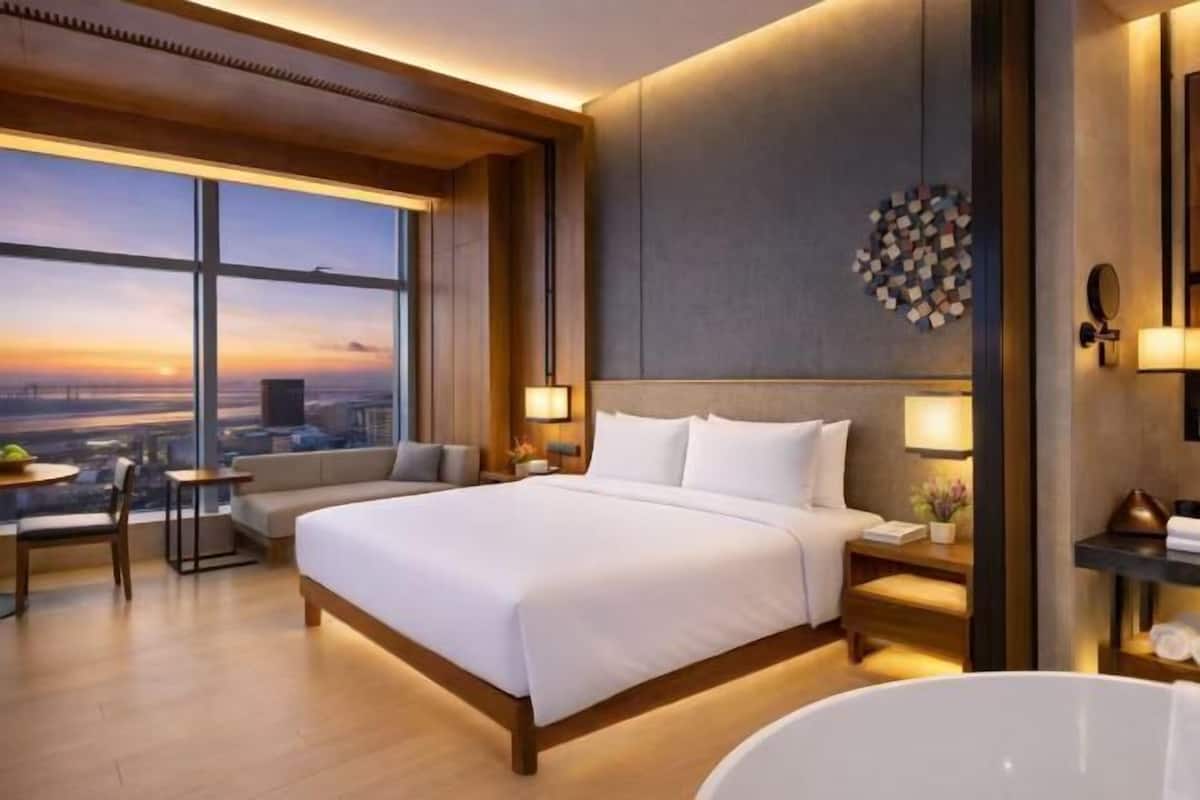 Minibar, caja de seguridad en la habitación y escritorio